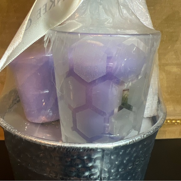 Yankee Candle Lilac Blossoms 3pc Gift Set 3.7oz Jar 2 Votives Glass Bucket New - Picture 6 of 8